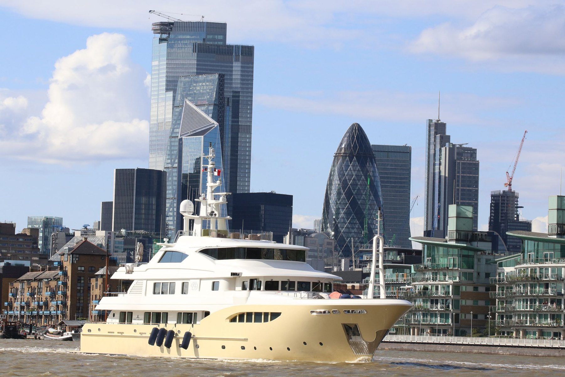 Jade 959 in London on the River Thames going downstream 01-Sep-2019 with the City of London behind