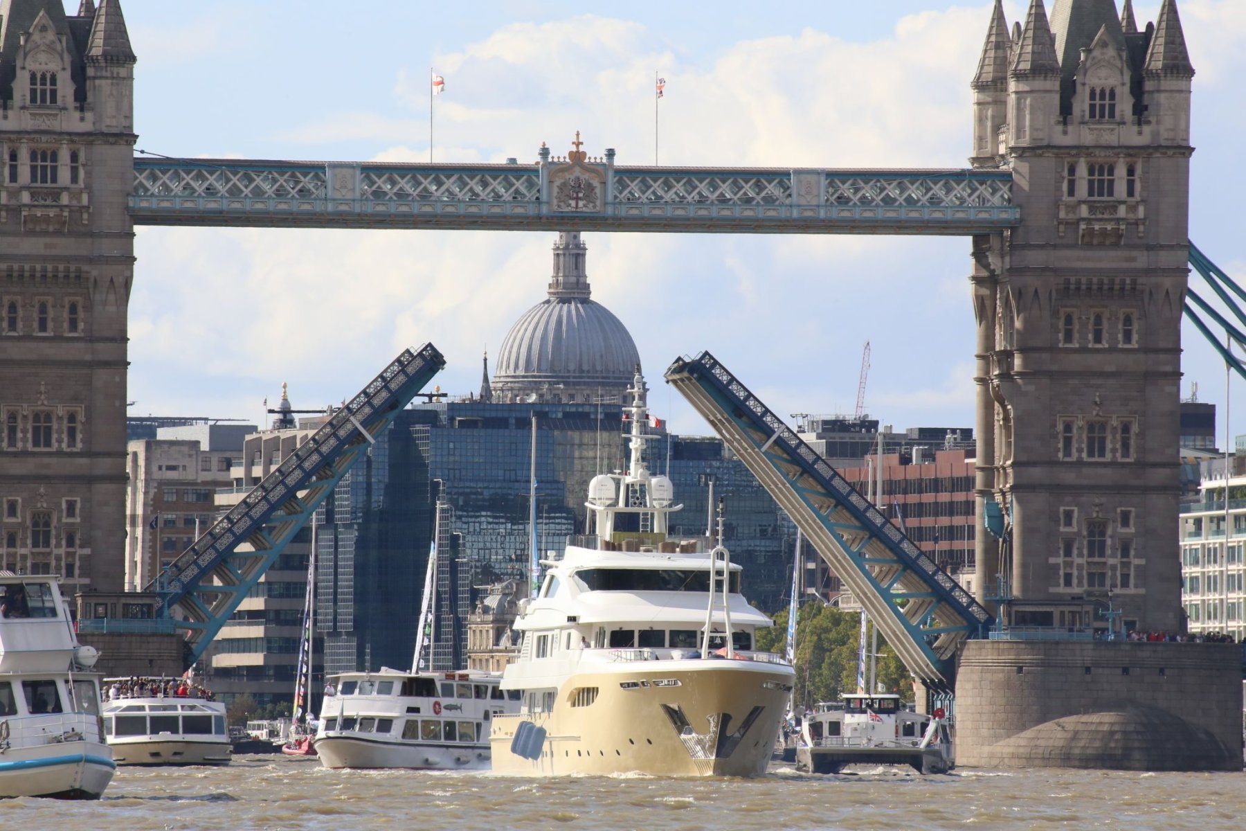 Jade 959 in London on the River Thames 01-Sep-2019 coming downstream with Tower Bridge in the background