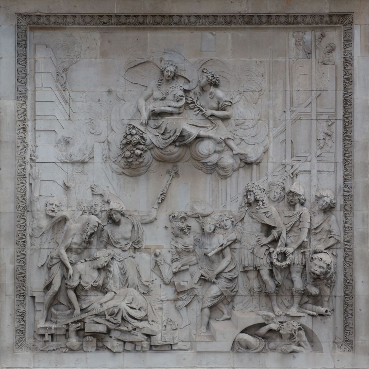 The Cibber sculpture at the base of the Monument in shadow