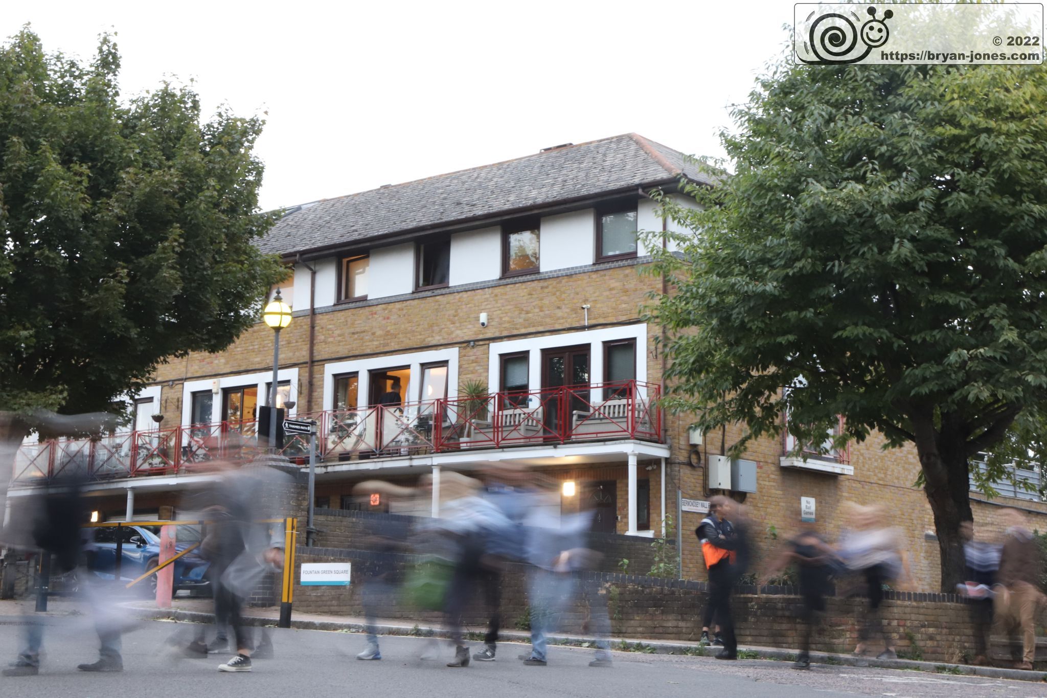 Lying-in-state queue passing Fountain Green Square