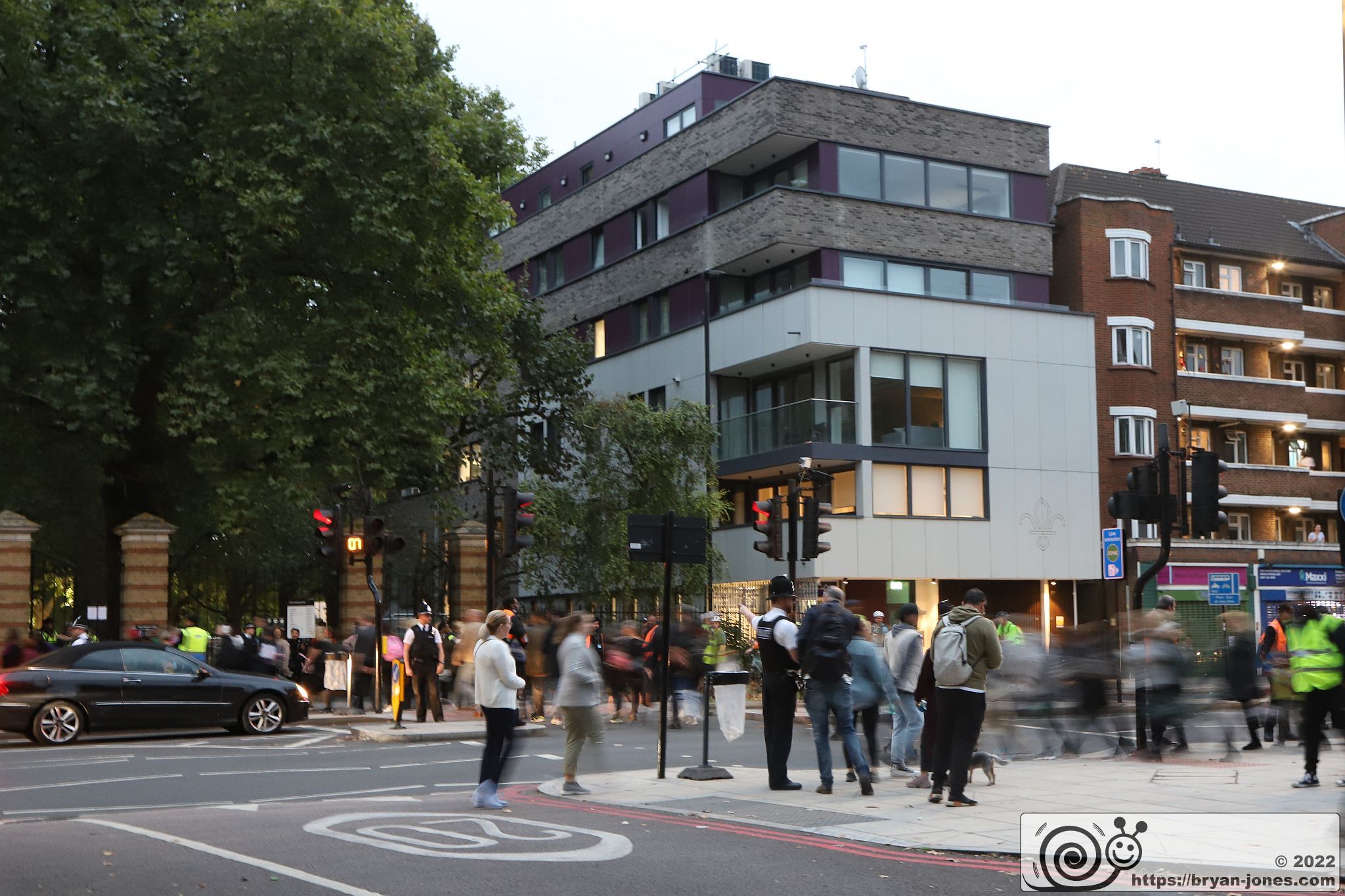 Lying-in-state queue crossing Jamaica Road to Cathay Street