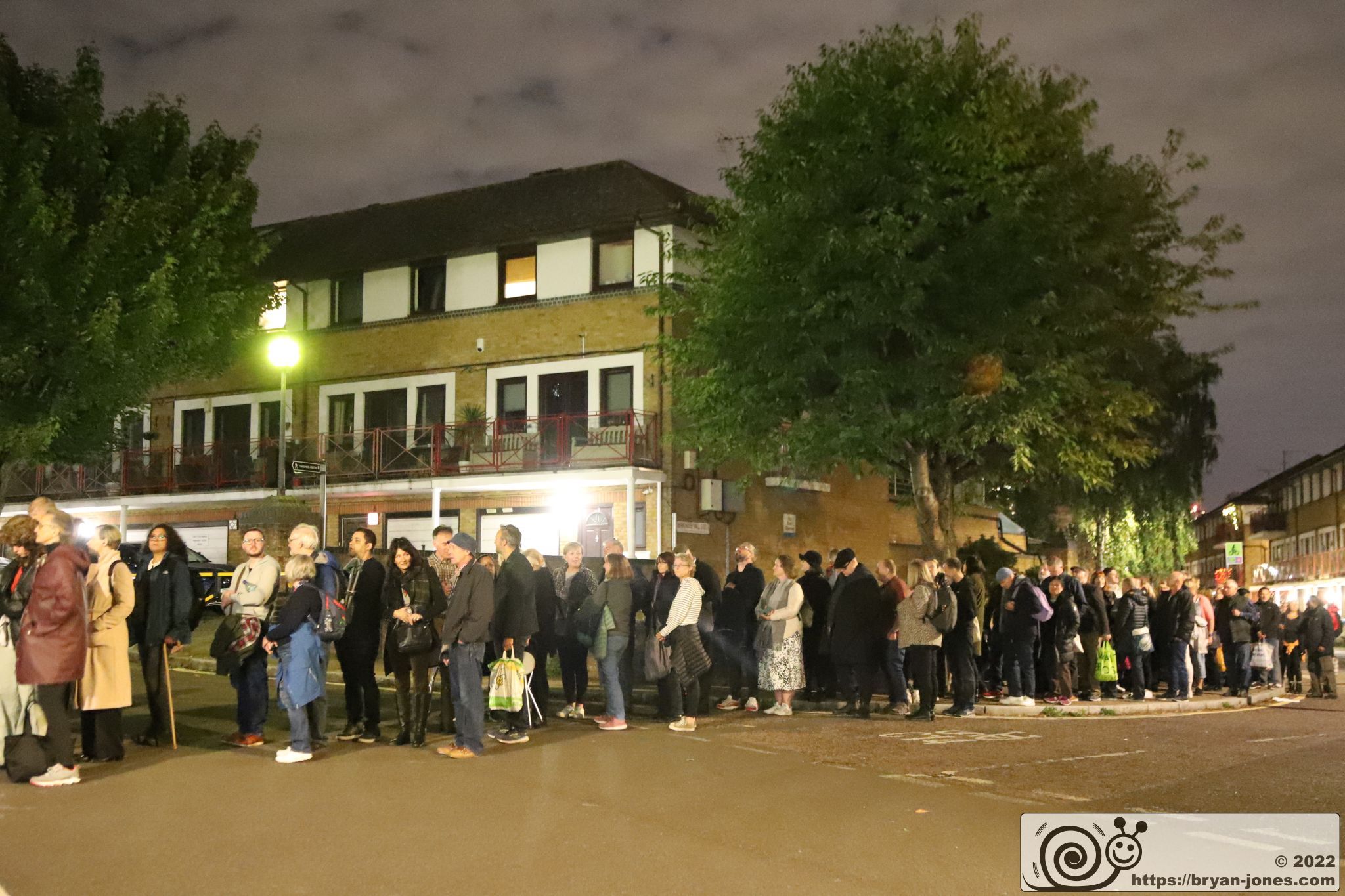 The queue at night, Fountain Green Square, Bermondsey Wall East