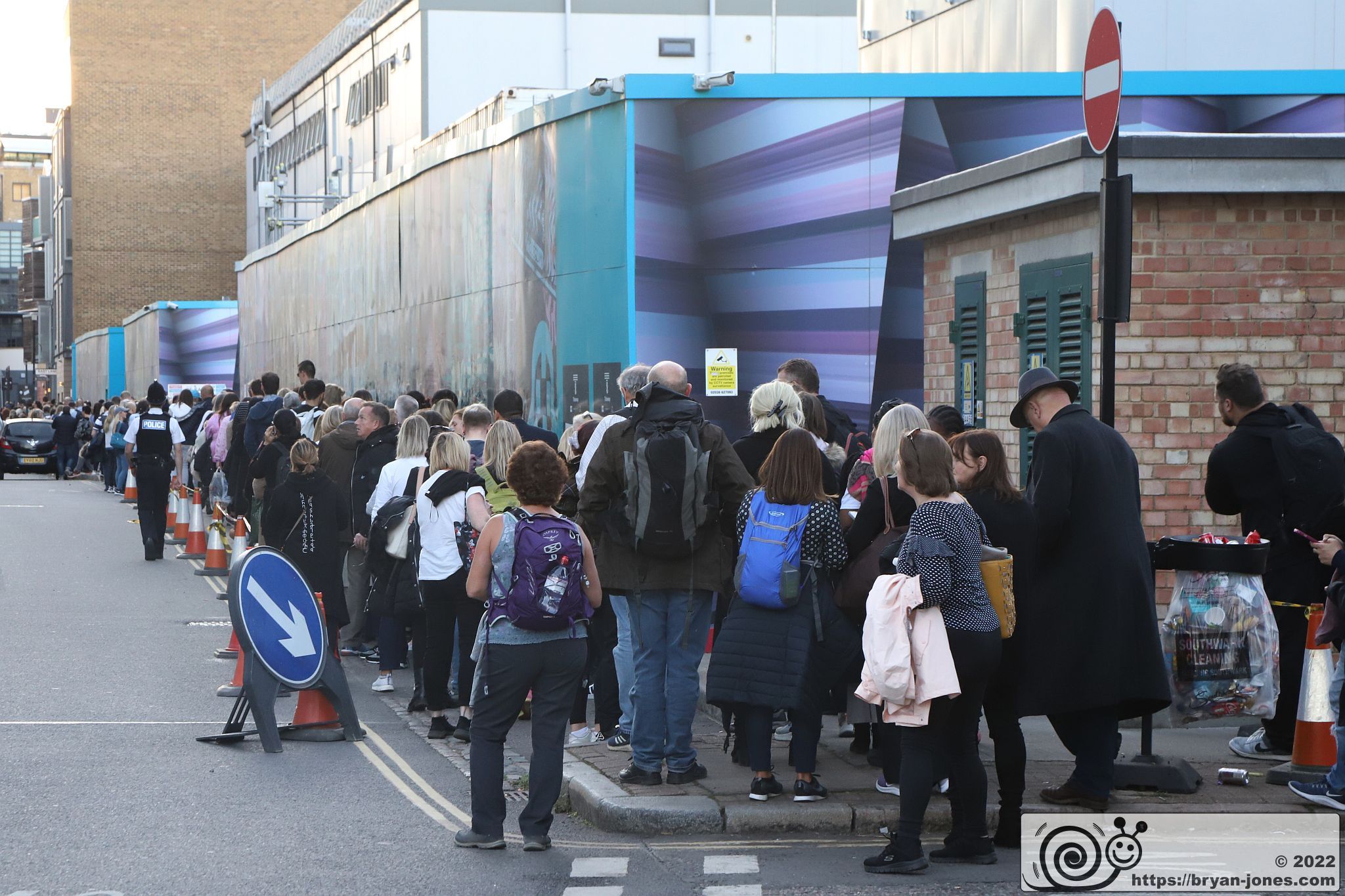 The queue from Loftie Street to Chambers Street, Thames Tideway
