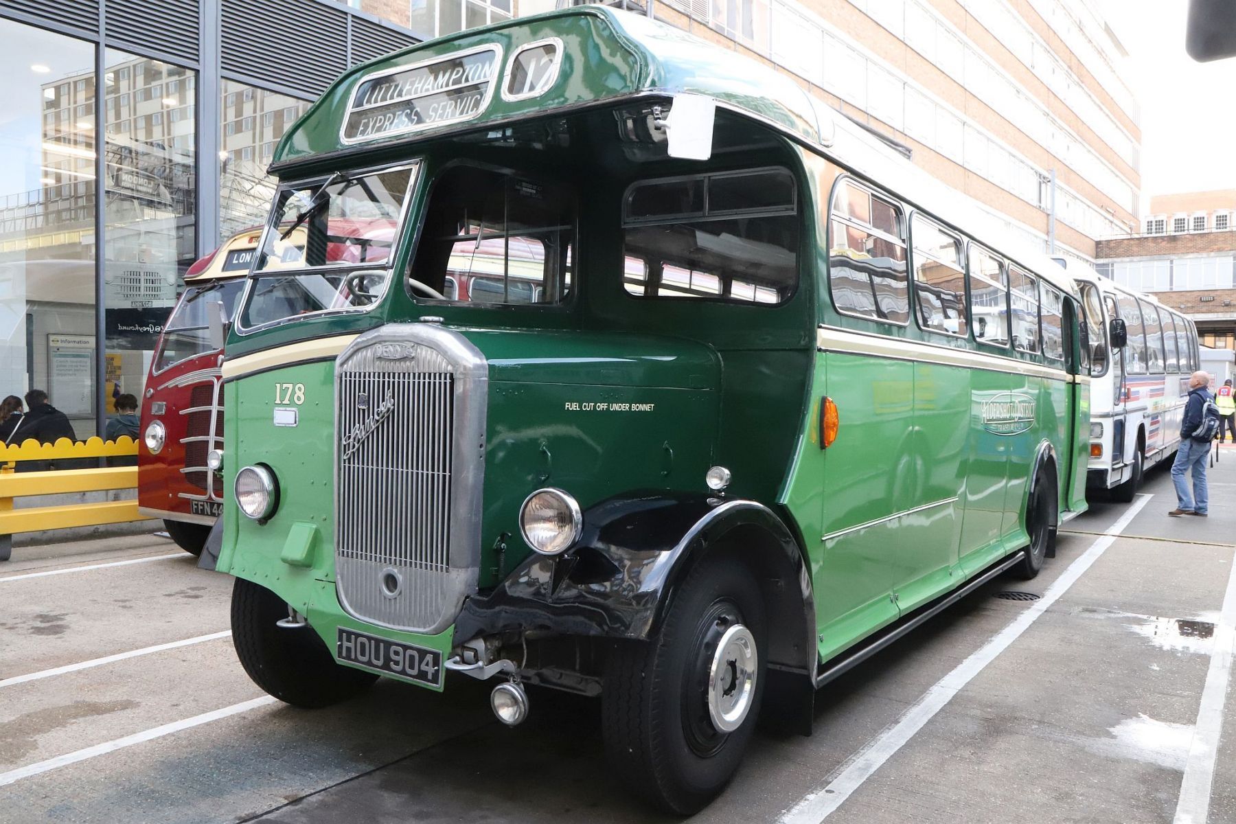 HOU904 at Victoria Coach Station 2022