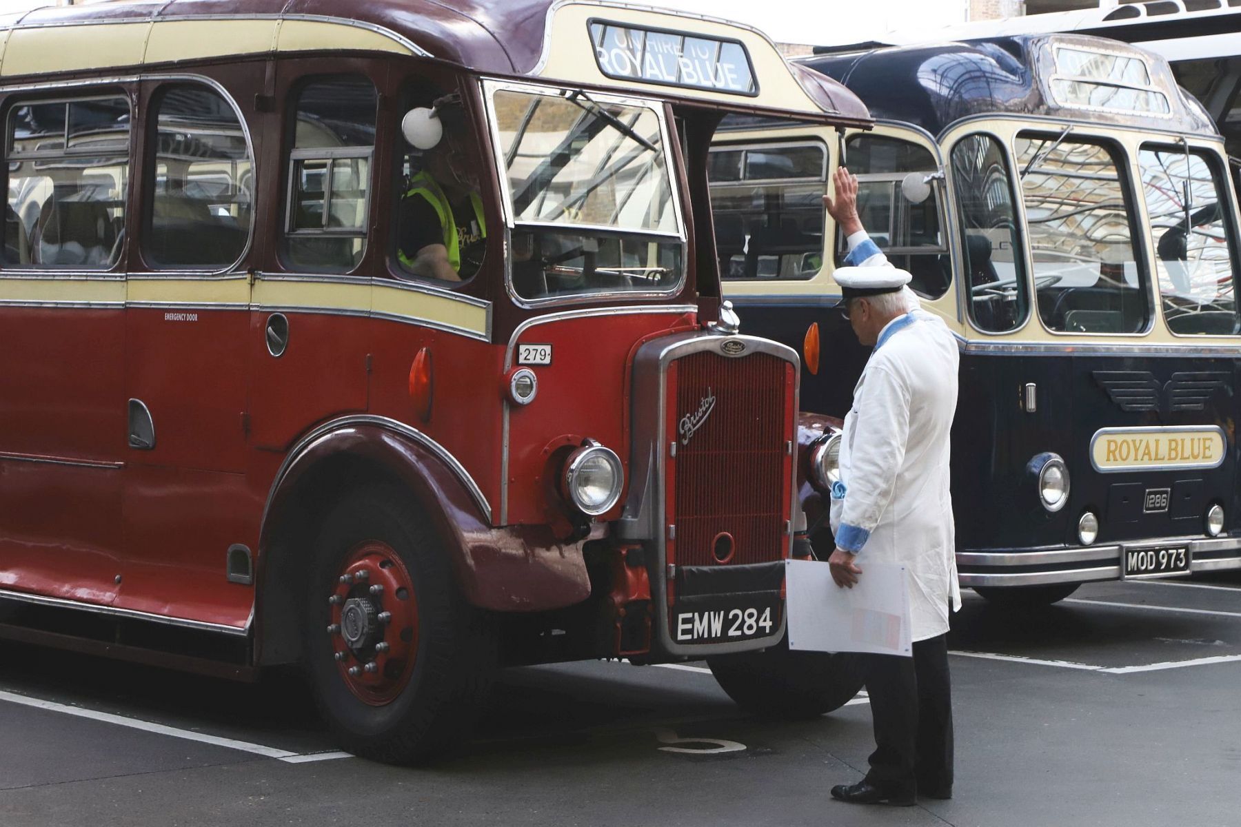 EMW284, MOD973 at Victoria Coach Station 2022