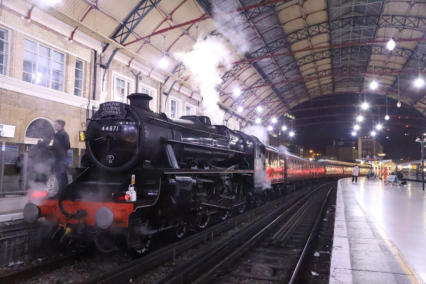 Steam locomotive LMS Black 5 44871 at London Victoria 06-Dec-2022