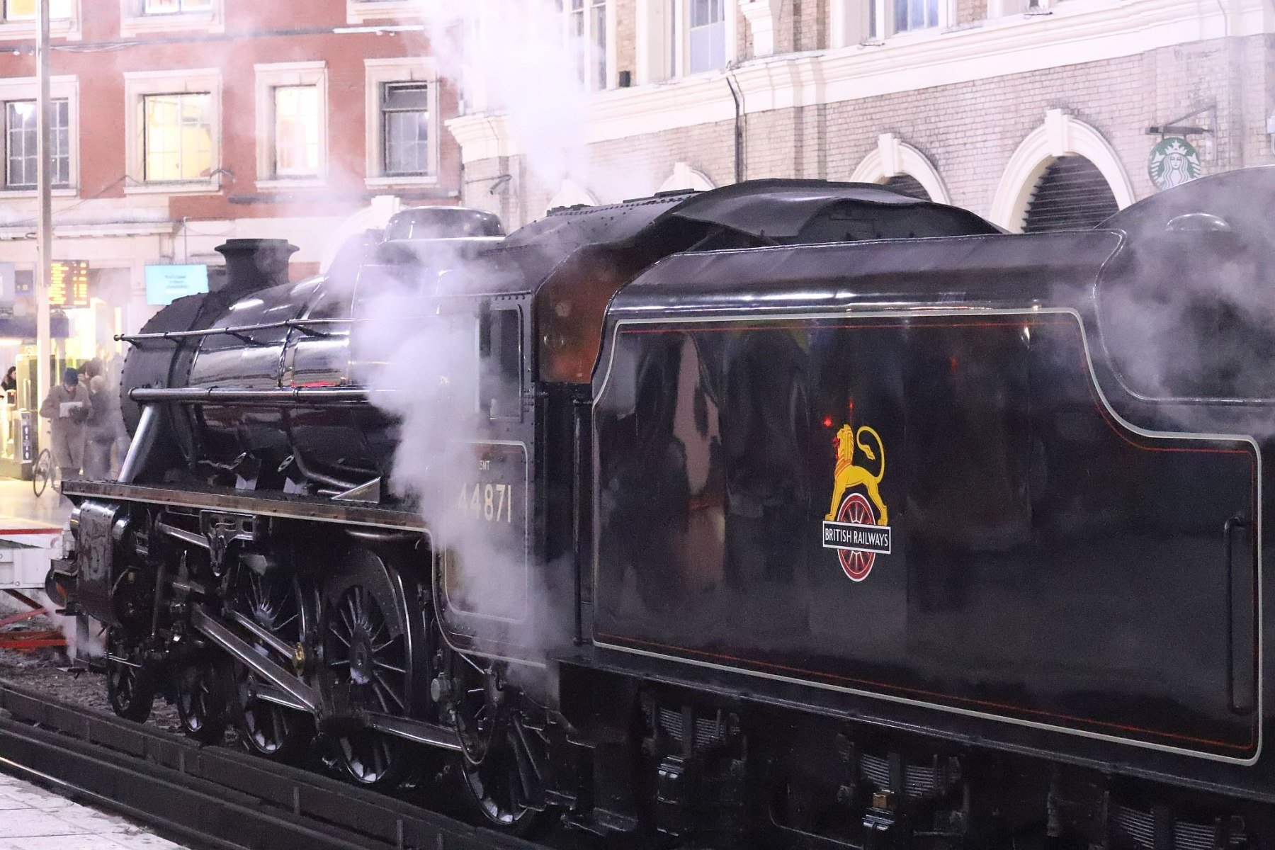 Steam locomotive LMS Black 5 44871 at London Victoria 06-Dec-2022