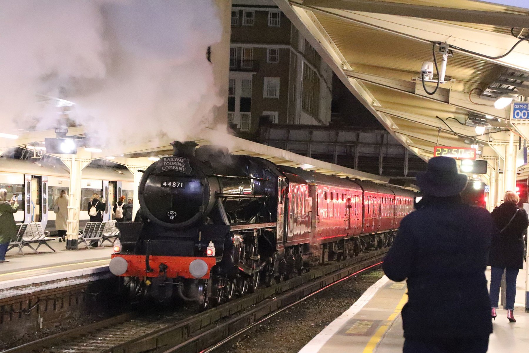 Steam locomotive LMS Black 5 44871 at London Victoria 06-Dec-2022
