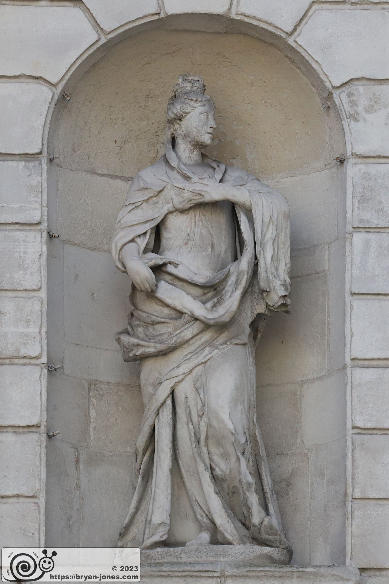 Anne of Denmark statue, North (Paternoster Square) side, on left