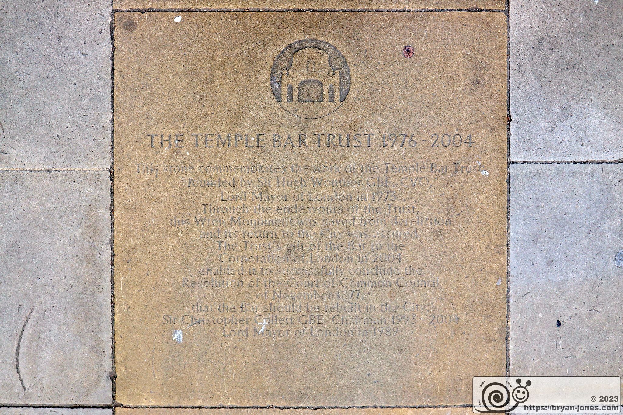 Pavement plaque commemorating the Temple Bar Trust