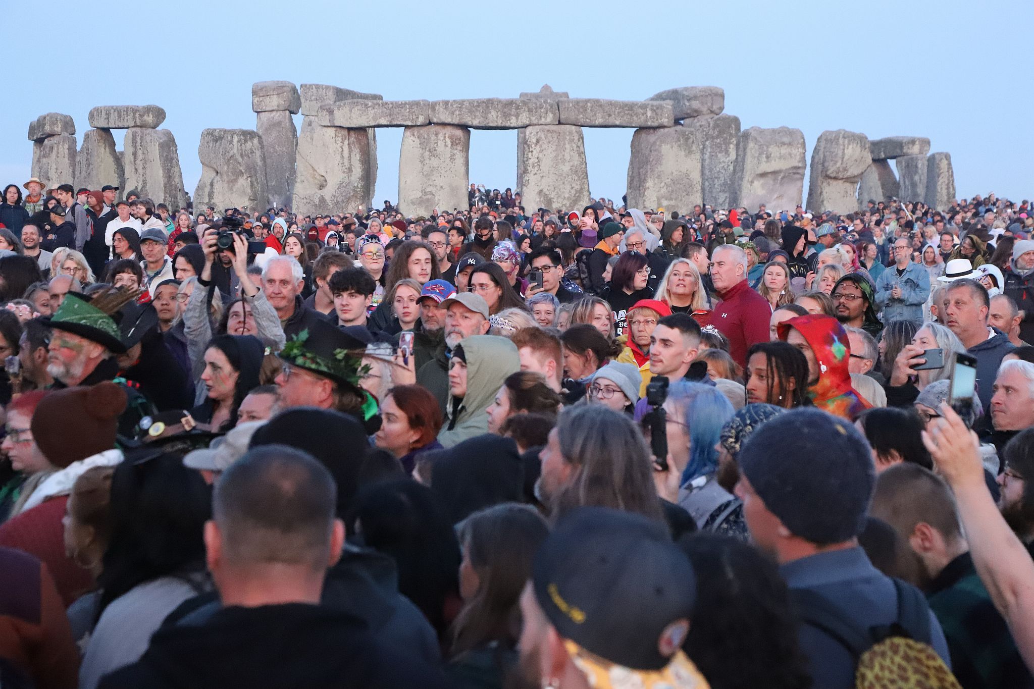 Crowds look intently for the rising sun. The 2023 Summer Solstice longest day at Stonehenge in Wiltshire, UK. Photo taken 21-Jun-2023.