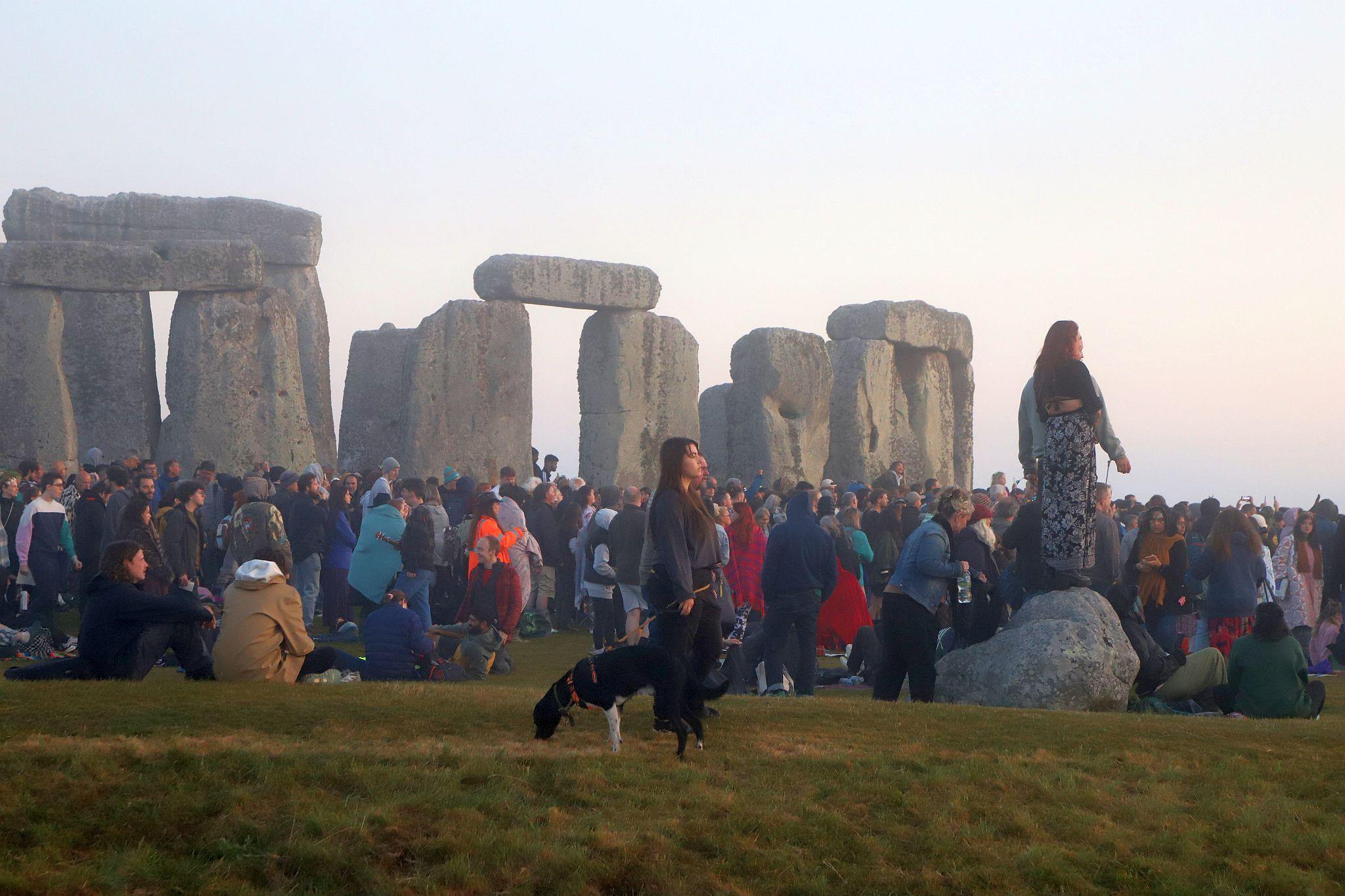 Crowds look intently for the rising sun. The 2023 Summer Solstice longest day at Stonehenge in Wiltshire, UK. Photo taken 21-Jun-2023.