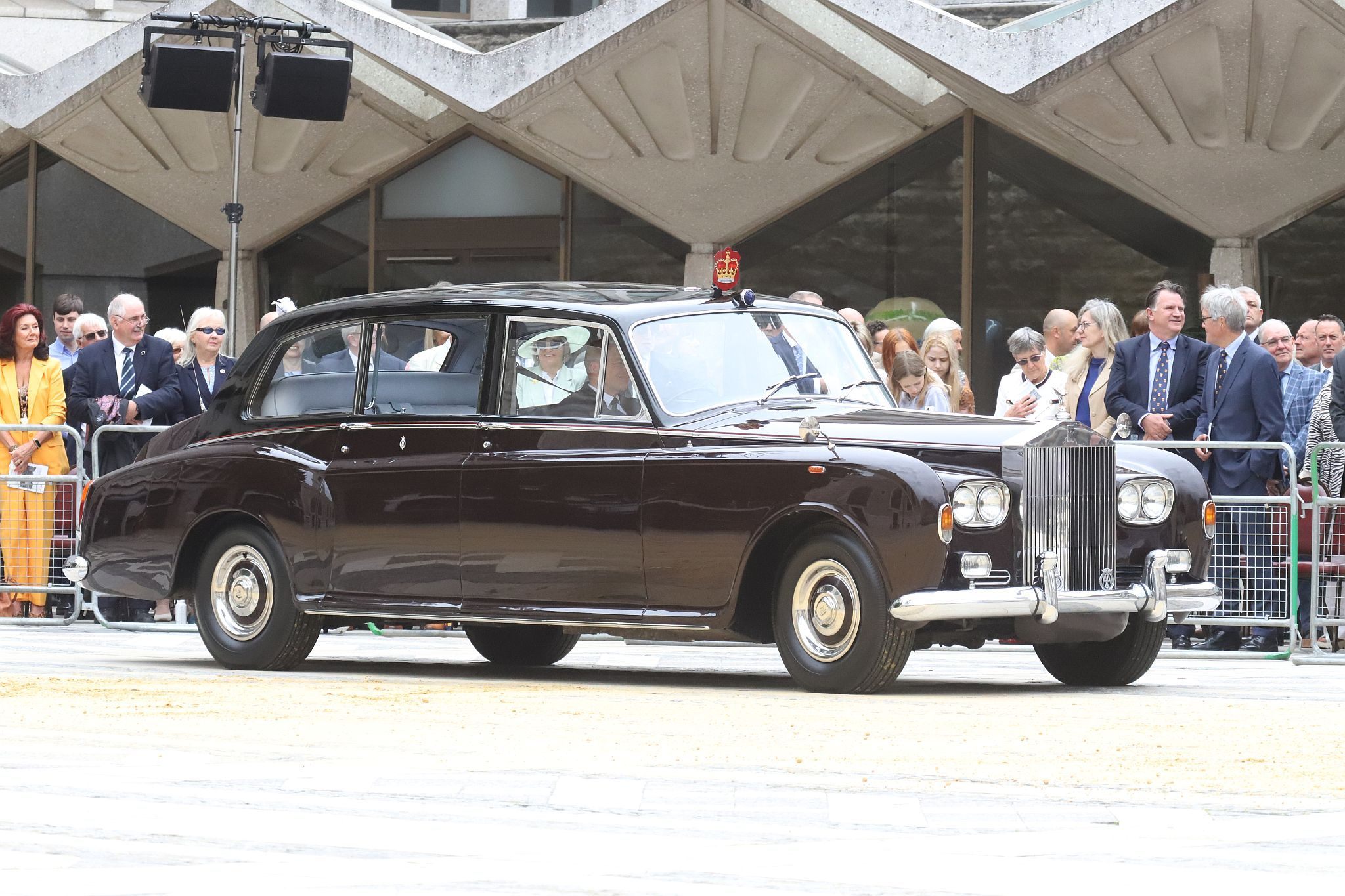 Roll Royce Phantom VI. City of London 2023 Cart Marking in Guildhall Yard on 22-Jul-2023. Hosted by the Worshipful Company of Carmen with the Lord Mayor of the City of London in attendance. Wooden plates on the vehicles are branded with hot irons to allow them to ply for trade in the Square Mile. Another of the City Livery Company's annual ceremonies.