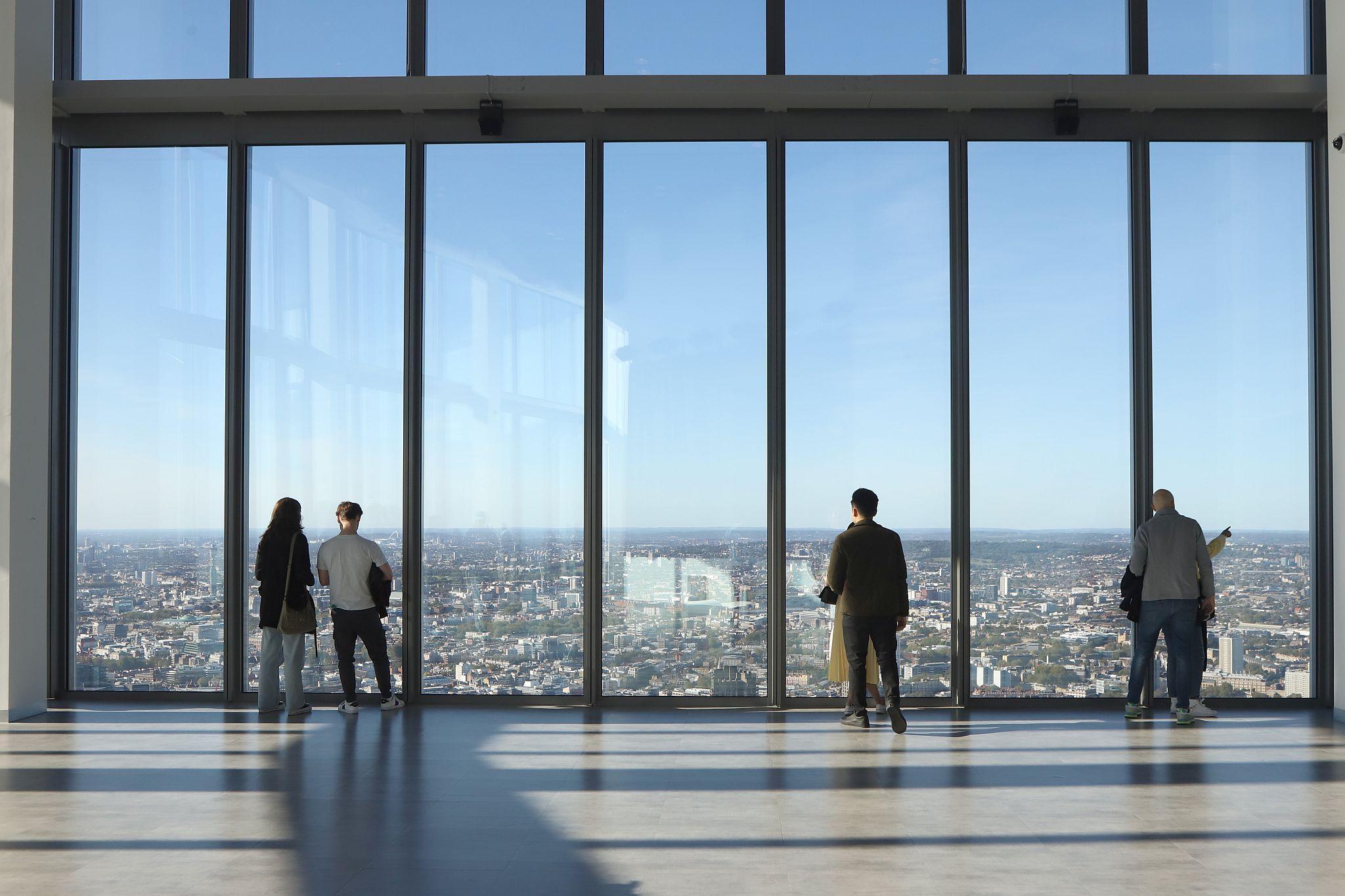 Inside the Horizon observation platform, looking West. View from the Horizon observation platform on the 58th floor of 22 Bishopsgate in the City of London. Photo taken on 15-Oct-2023.