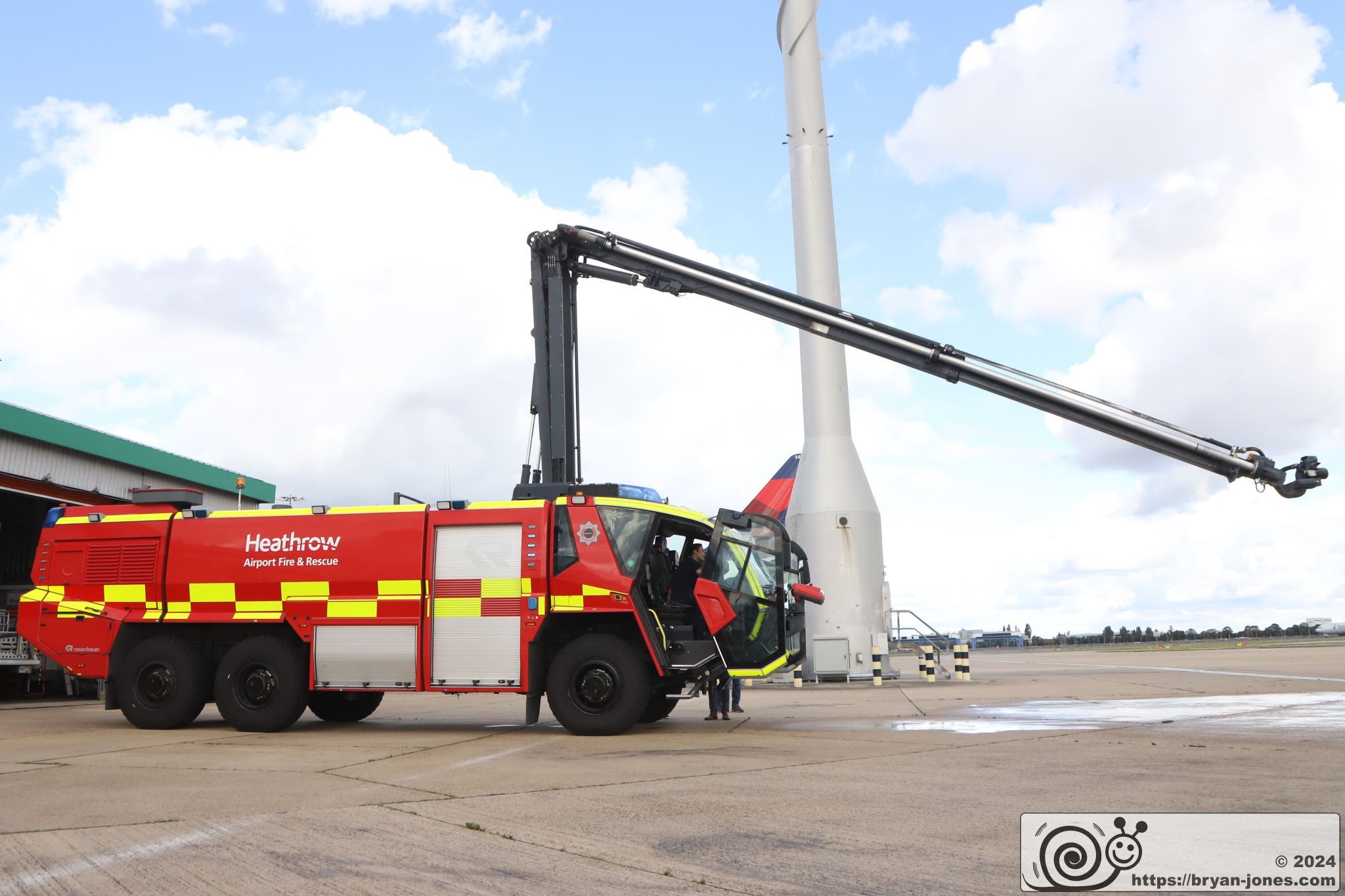 Rosenbauer 6x6 Panther ARFF with HRET extended