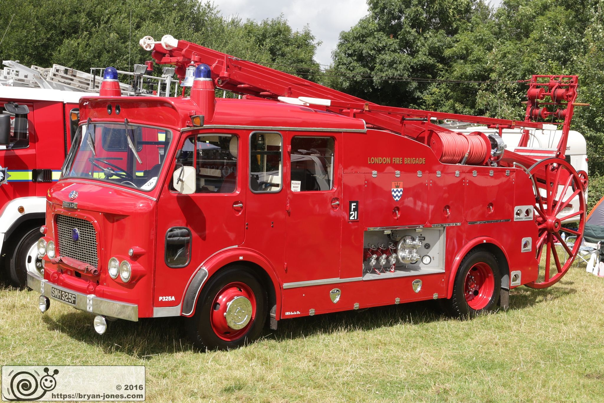 2016 Odiham Fire Show 07-Aug-2016. London Fire Brigade Dennis F106 fire appliance. SMH325F