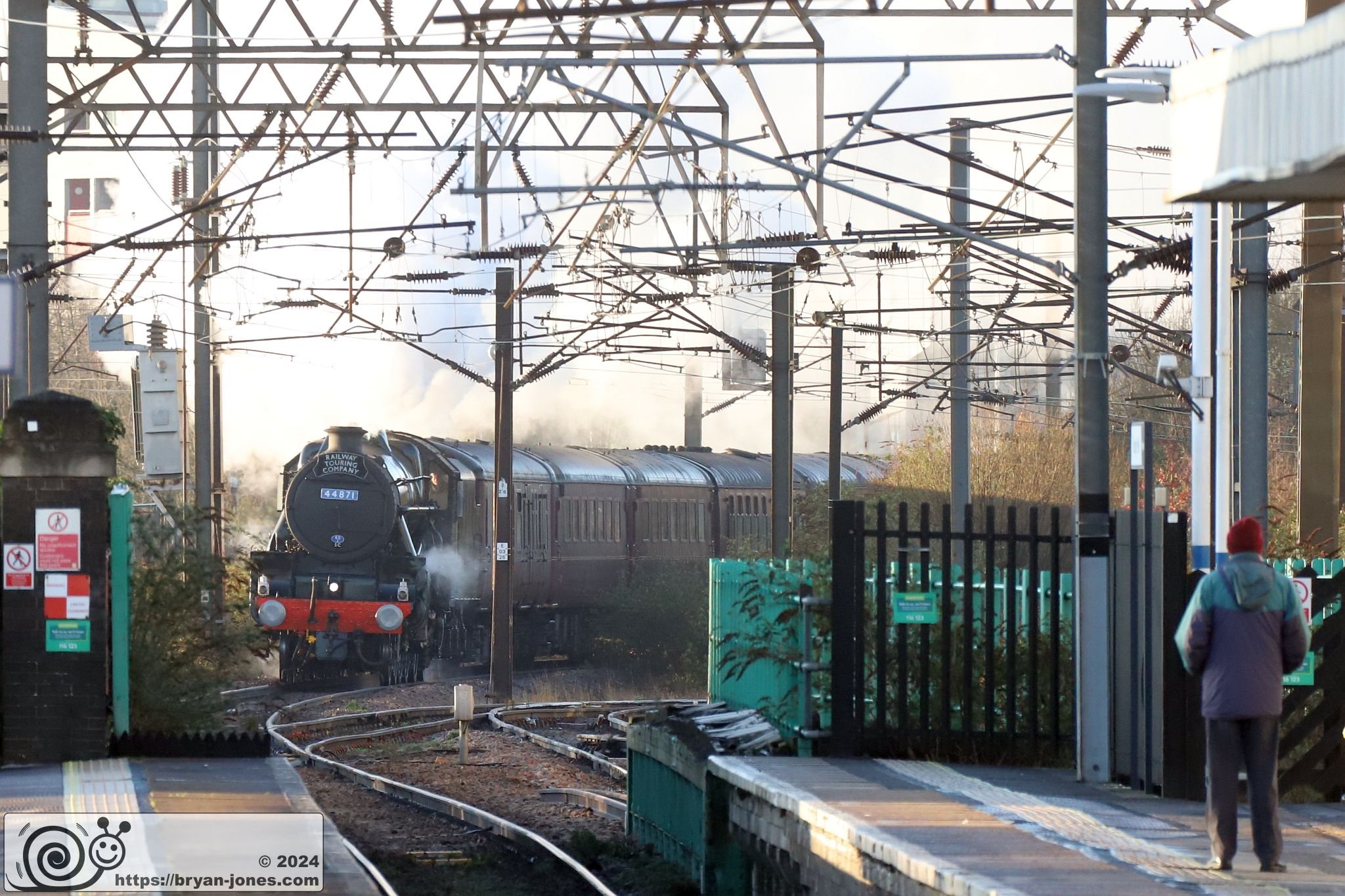 LMS Stanier Class 5 4-6-0 No. 44871 at Finsbury Park station at 07:46 on its way from Kings Cross to York with The Railway Touring Company's "The White Rose".