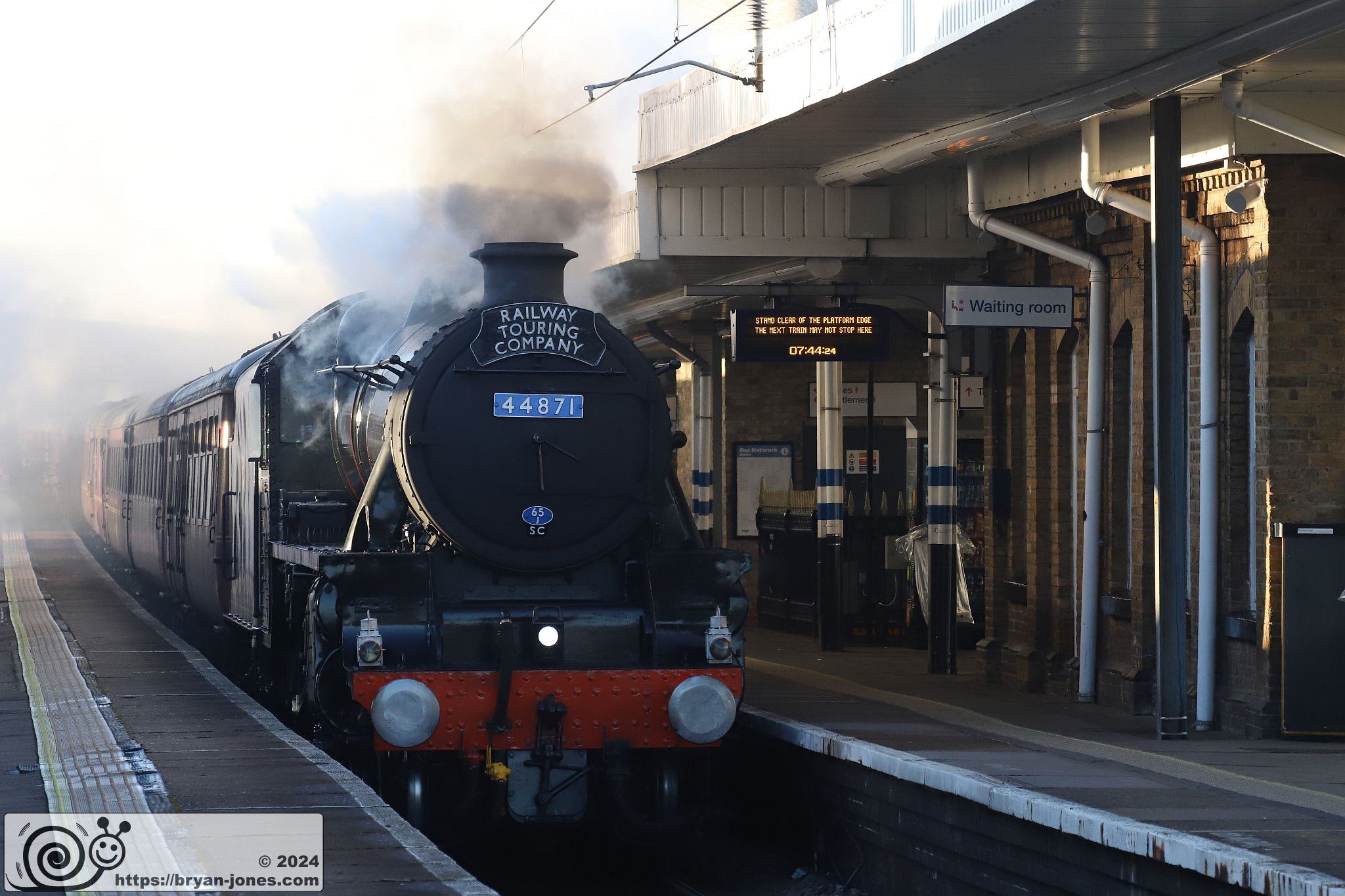 LMS Stanier Class 5 4-6-0 No. 44871 at Finsbury Park station at 07:46 on its way from Kings Cross to York with The Railway Touring Company's "The White Rose".