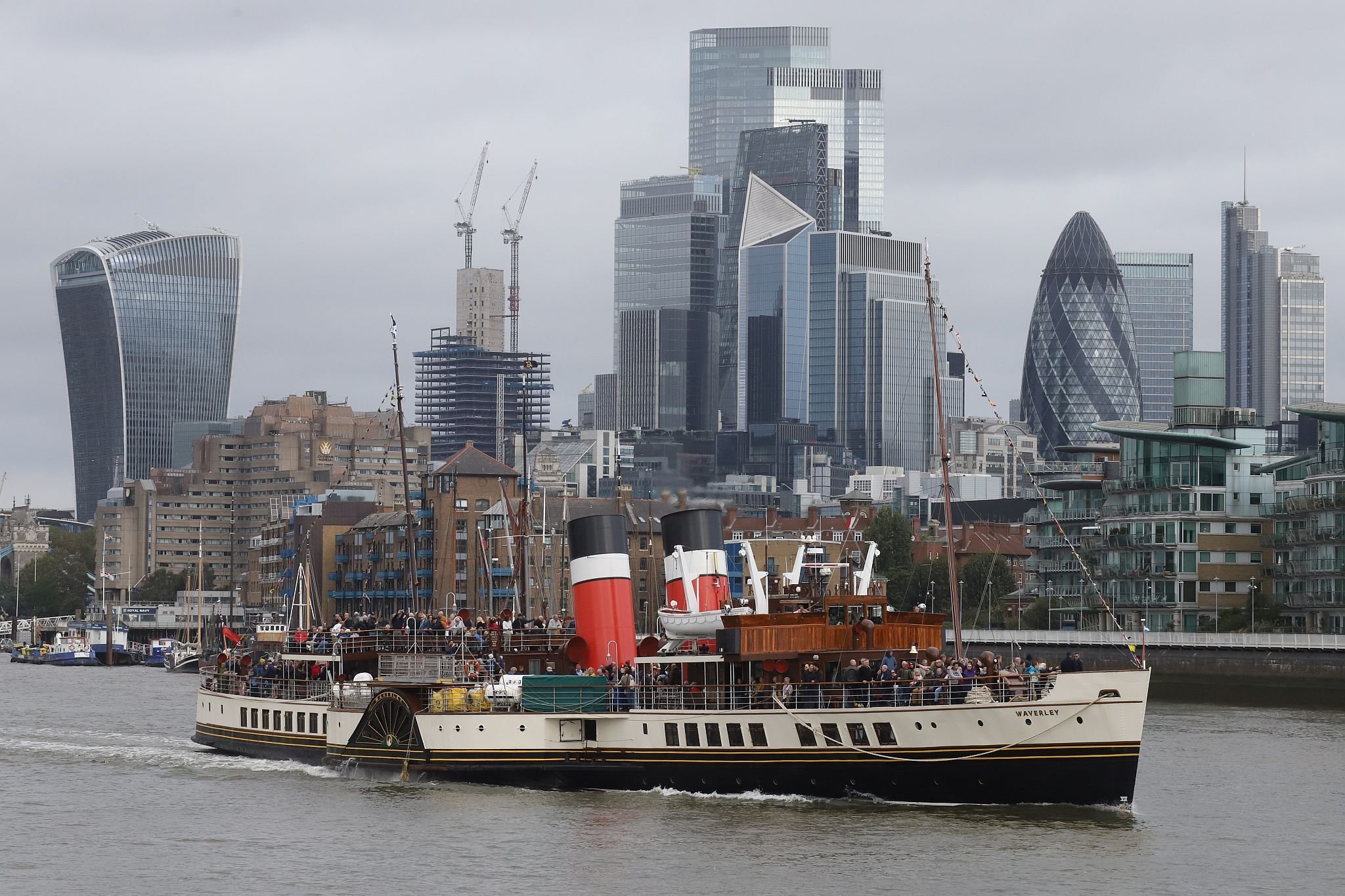 Paddle Steamer Waverley sails down the River Thames towards the sea. 24-Sep-2023. The City of London.