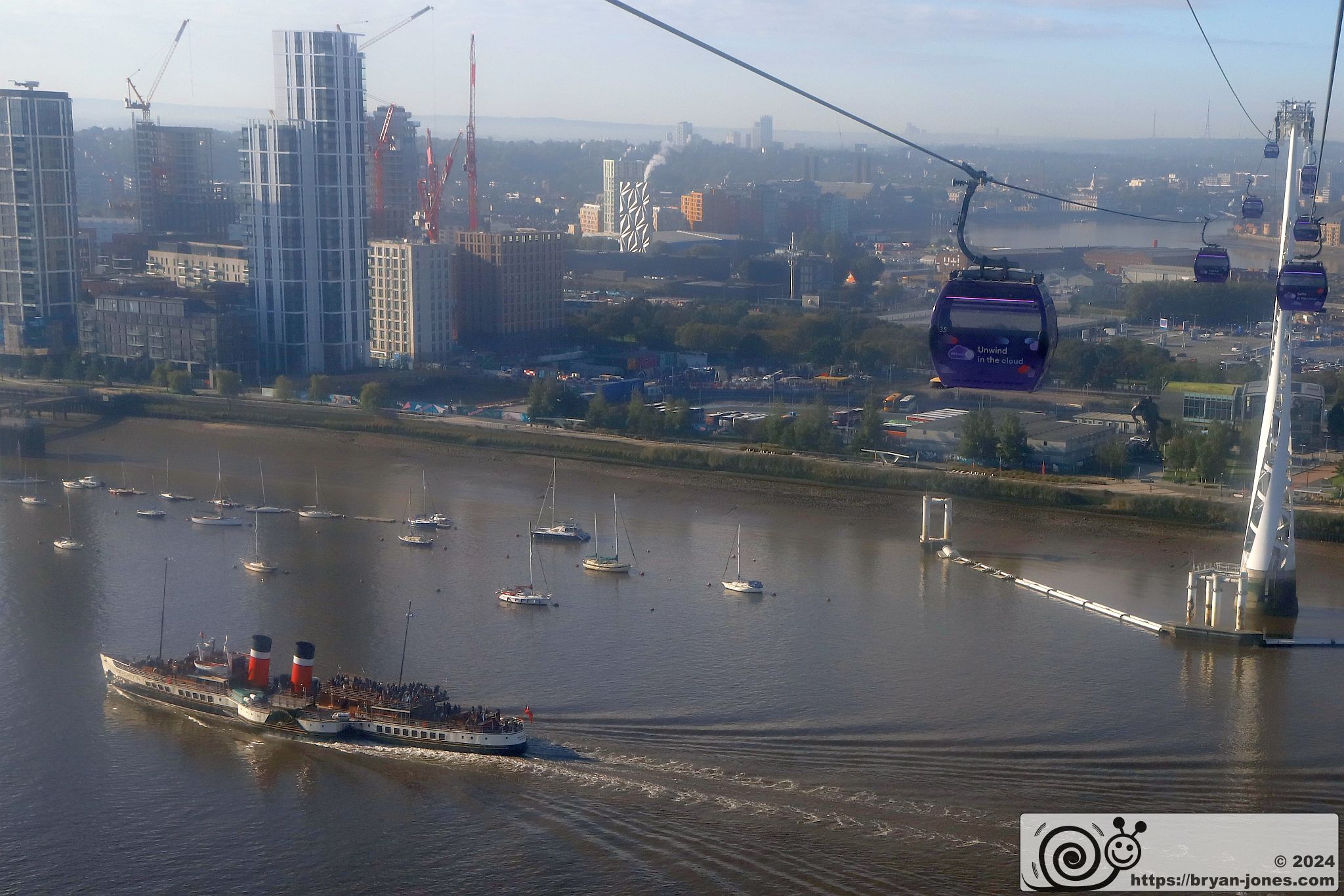 Waverley cruises under the IFS Cloud cable car. 04-Oct-2024