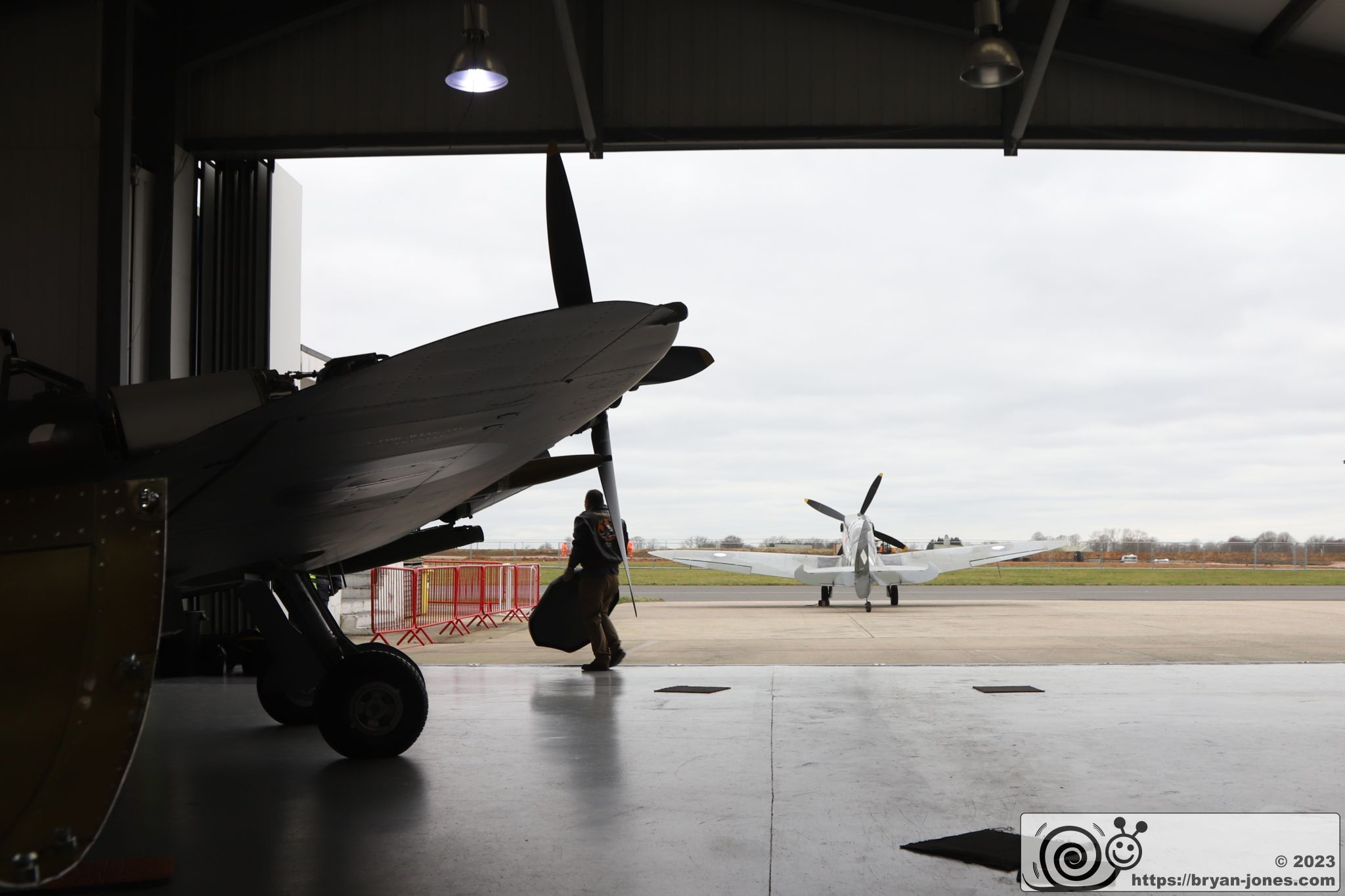 Spitfires Mk IX TE517 (left) and two seater T.9 TE308