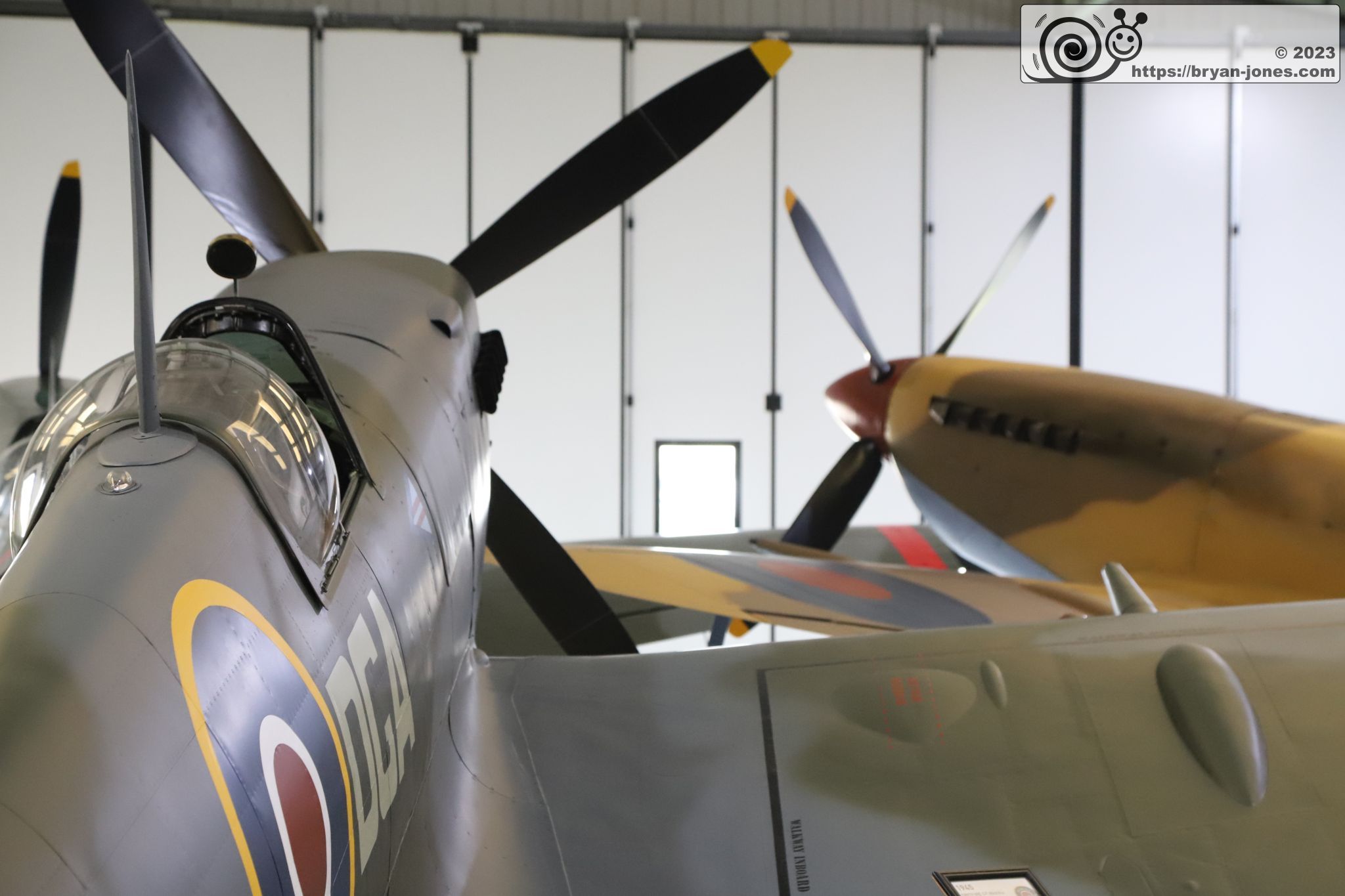 Spitfires Mk XVIe TE184 and Mk IX LZ842 (Mediterranean markings)